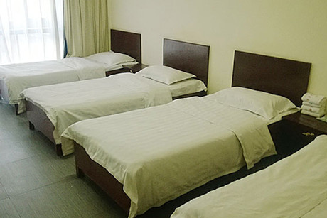 酒店地处天乐王朝东门,位置优越,交通便利,是您外出游玩,商务旅行之佳