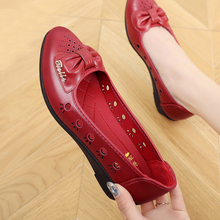Mother's shoes comfortable, non slip, hollow leather shoes, middle-aged women's leather soft sole, single slope and shallow heel